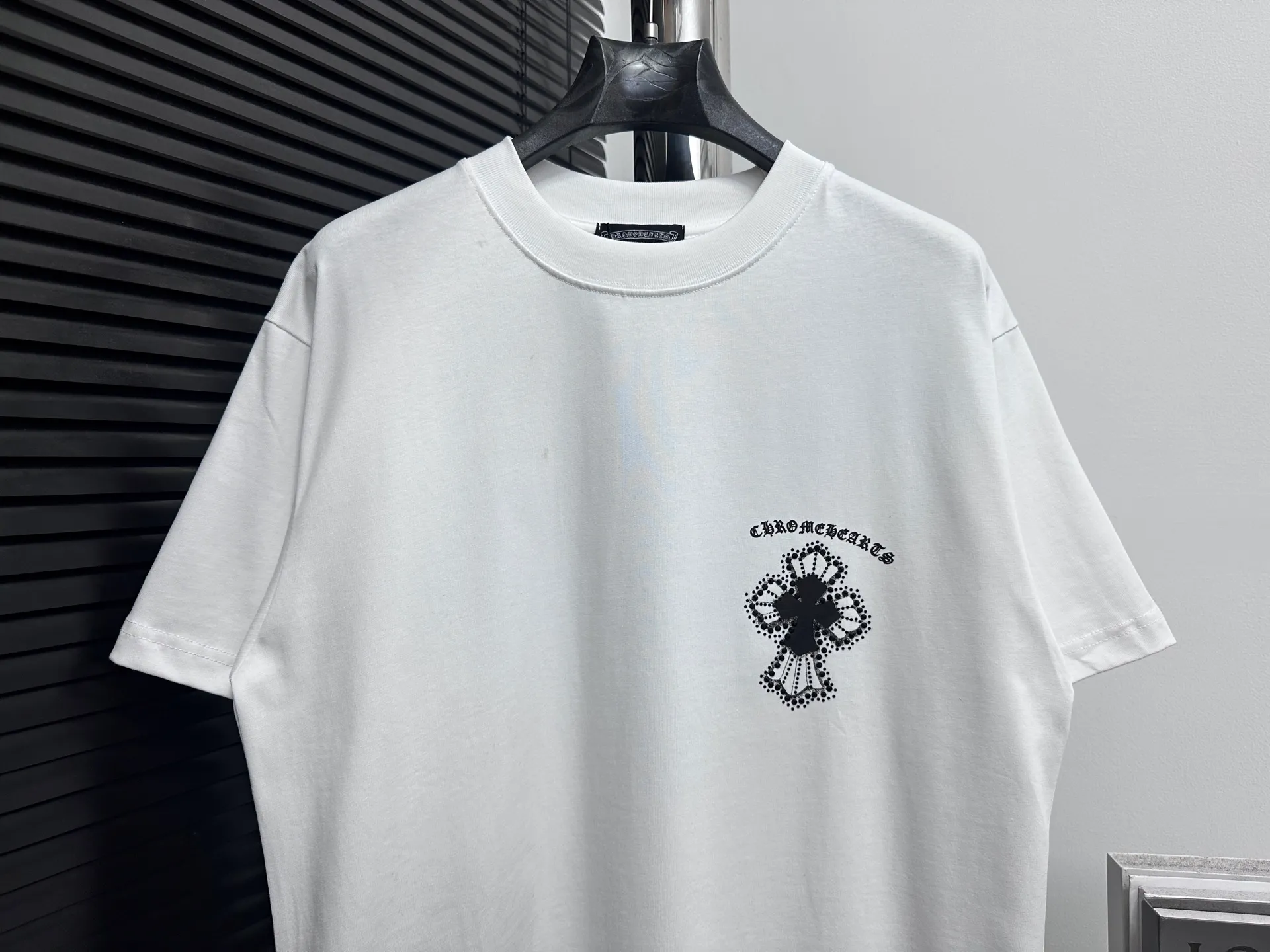 🅿️190 [ChromeHearts] ChromeHearts 25ss round neck T-shirt Original fabric Official same style Short-sleeved T-shirt Customized 260g same vat dyed fabric Very comfortable to the touch Latest brick cabinet synchronization for spring and summer Fashionable and personalized Super versatile and good-looking Very suitable for both men and women A must-have item Tag Collar label Washed wheat Complete with three standards Color: Black White Size: XS-L